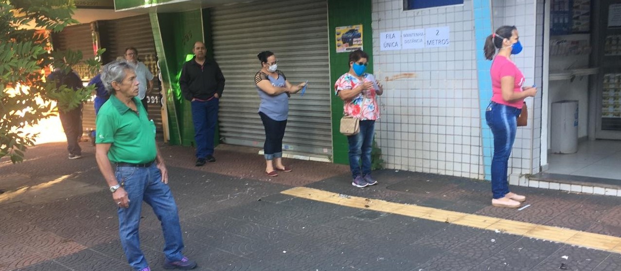 Lotéricas reabrem em Maringá com fila, mas distanciamento é respeitado