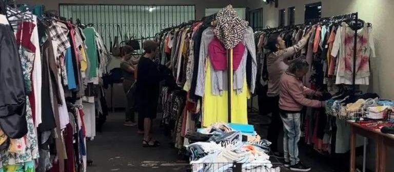 Maringá tem bazar de roupas com preços a partir de R$ 2