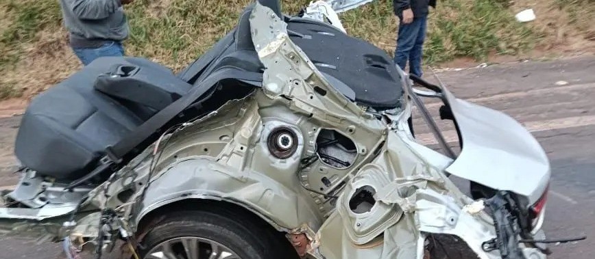 Dentista morre e carro parte ao meio em acidente na BR-376 