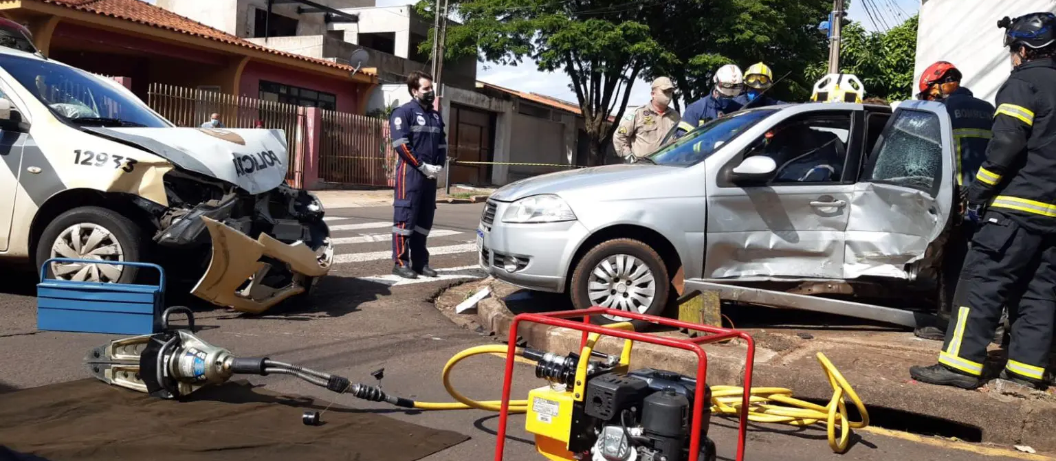 Motorista invade preferencial e bate em viatura da polícia