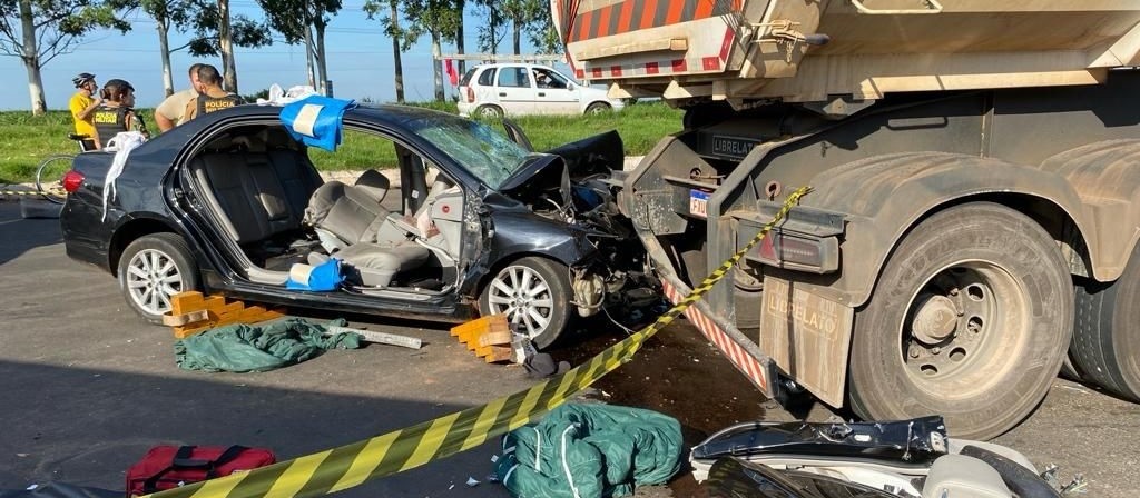 Carro invade posto de combustíveis na BR-376 e bate em caminhão estacionado