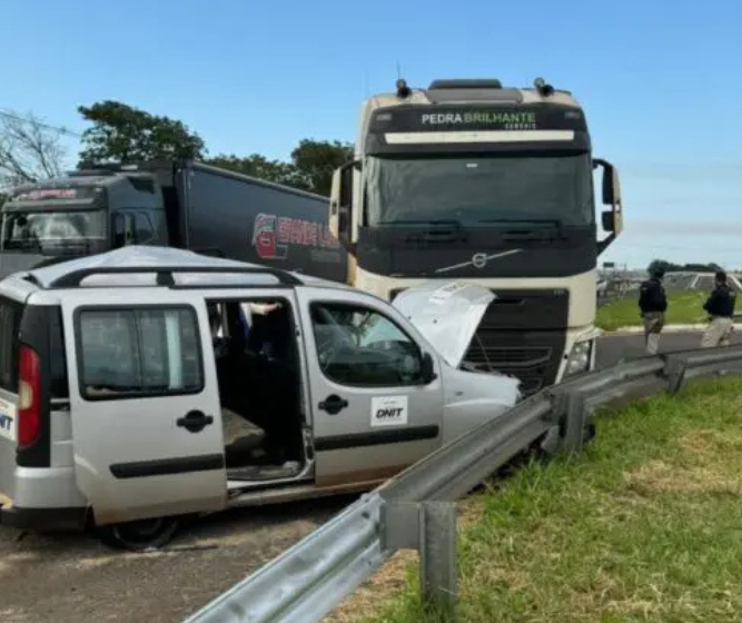 Acidente entre carro e carreta deixa cinco feridos no Contorno Norte, em Maringá