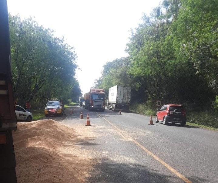 Homem morre em acidente entre carro e caminhão na PR-323