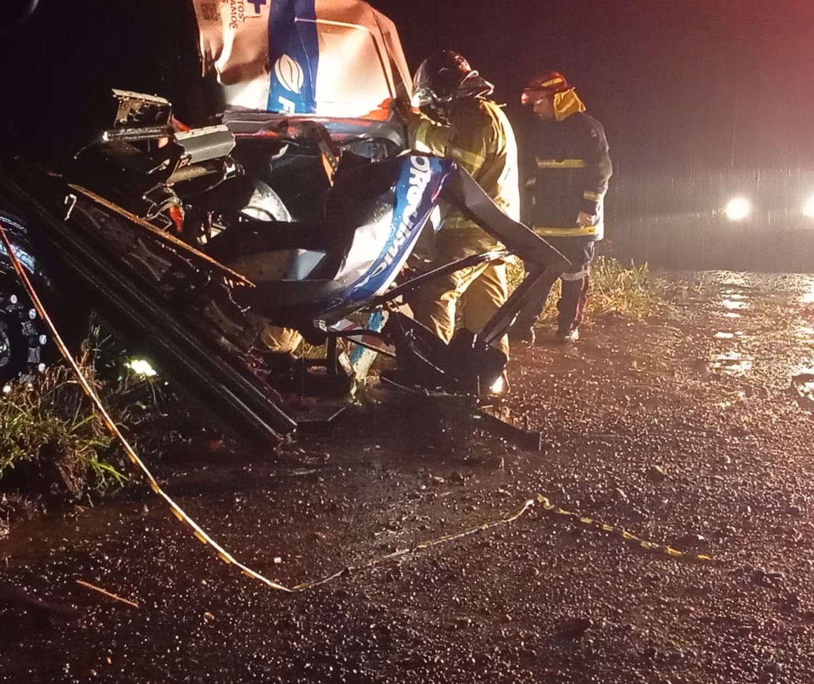 Dois caminhões batem de frente na PR-340 em Santo Inácio