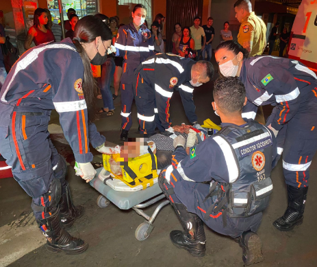 Motociclista atropela idosa enquanto empinava moto e foge sem prestar socorro