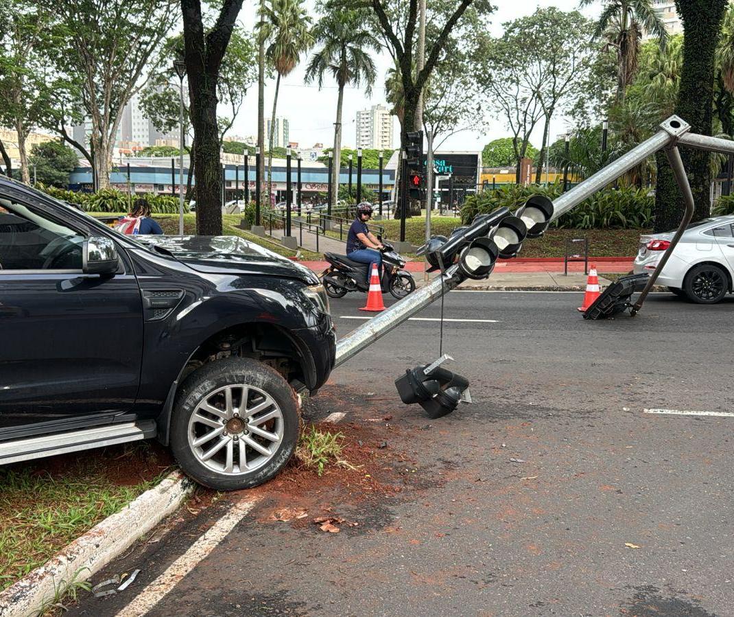 Acidente na Praça Rocha Pombo causa congestionamento na região central