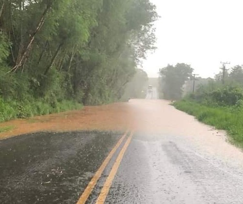 Rio Andirá sobe e interdita PR-554 em São Jorge do Ivaí