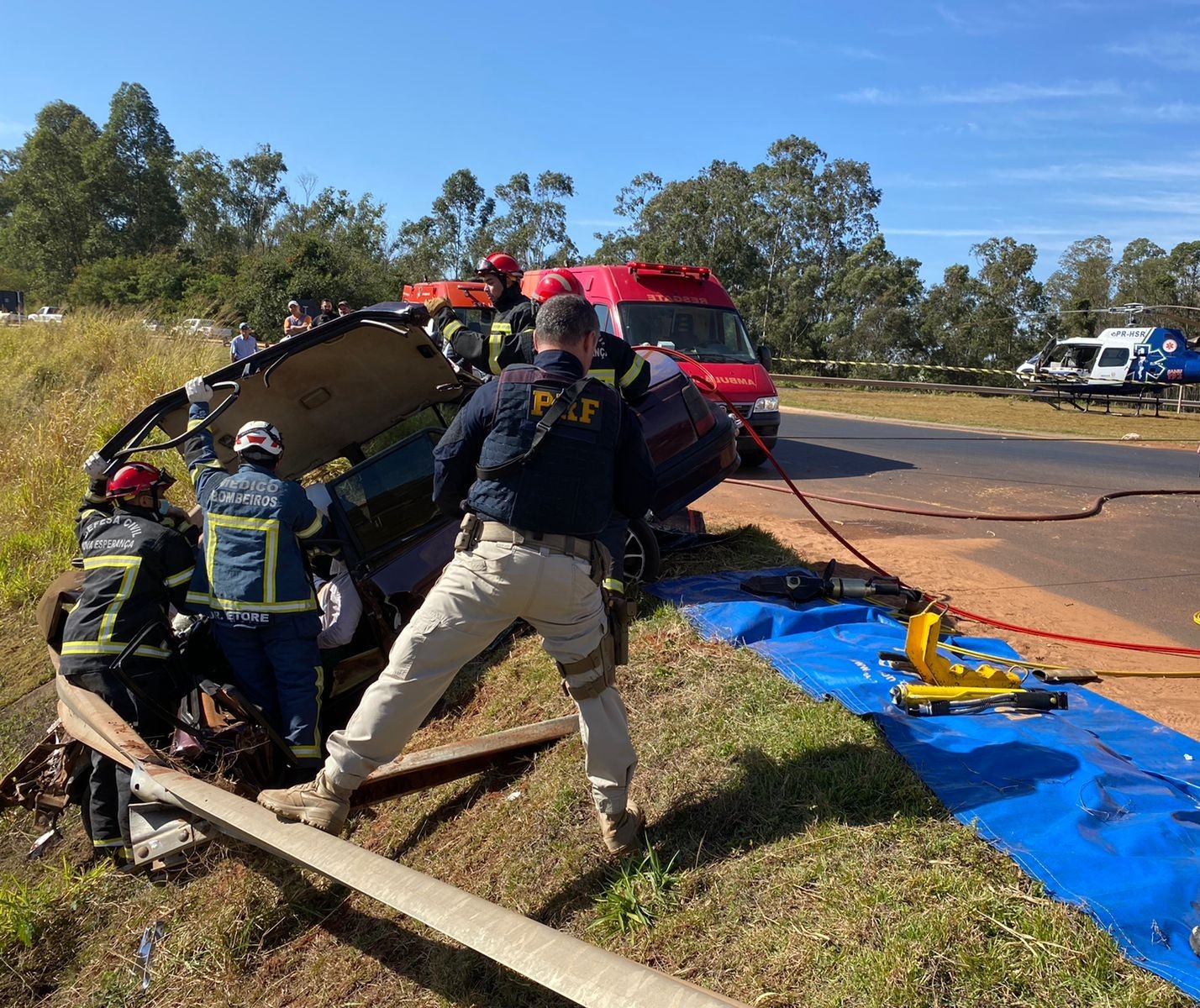 Carro que se envolveu em acidente na BR-376 carregava 201 kg de maconha