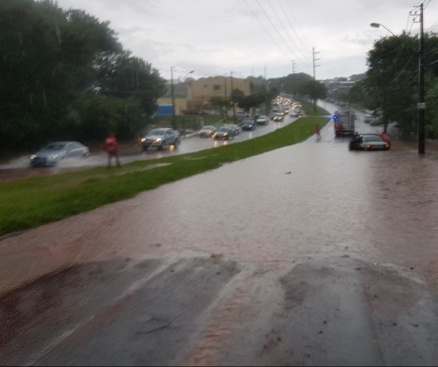 Chuva rápida e forte provoca alagamentos