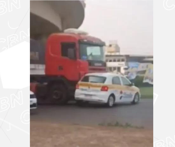 Carro de autoescola é arrastado por carreta entre Maringá e Sarandi