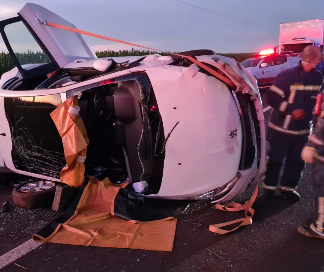 Motorista fica ferida ao capotar carro entre Maringá e Floresta