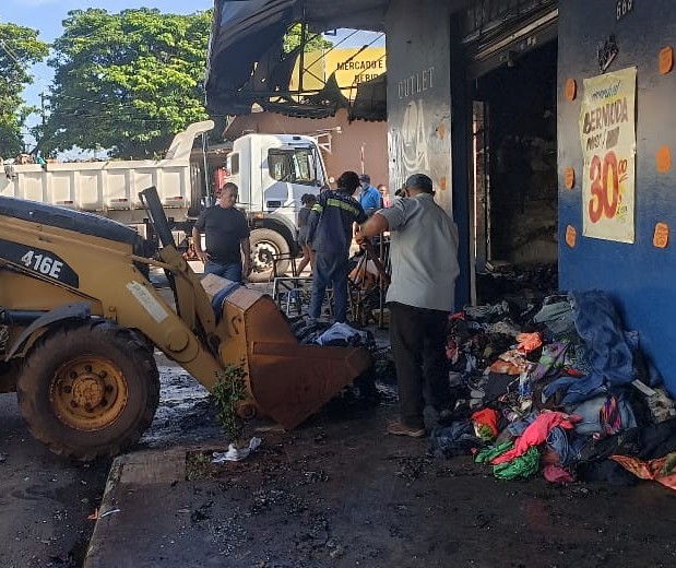 Em Paiçandu, loja de roupas fica completamente destruída após incêndio