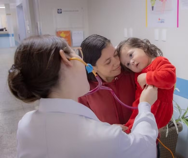 Após quase 500 dias internada, bebê com síndrome rara deixa hospital e vai para casa pela primeira vez