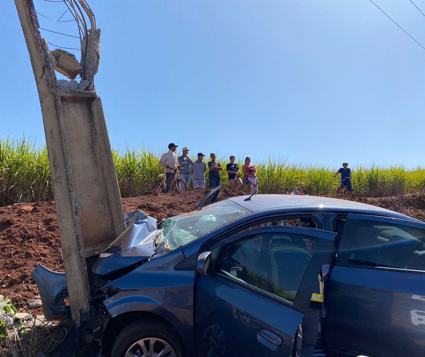 Motorista é socorrida em estado grave após bater carro em poste