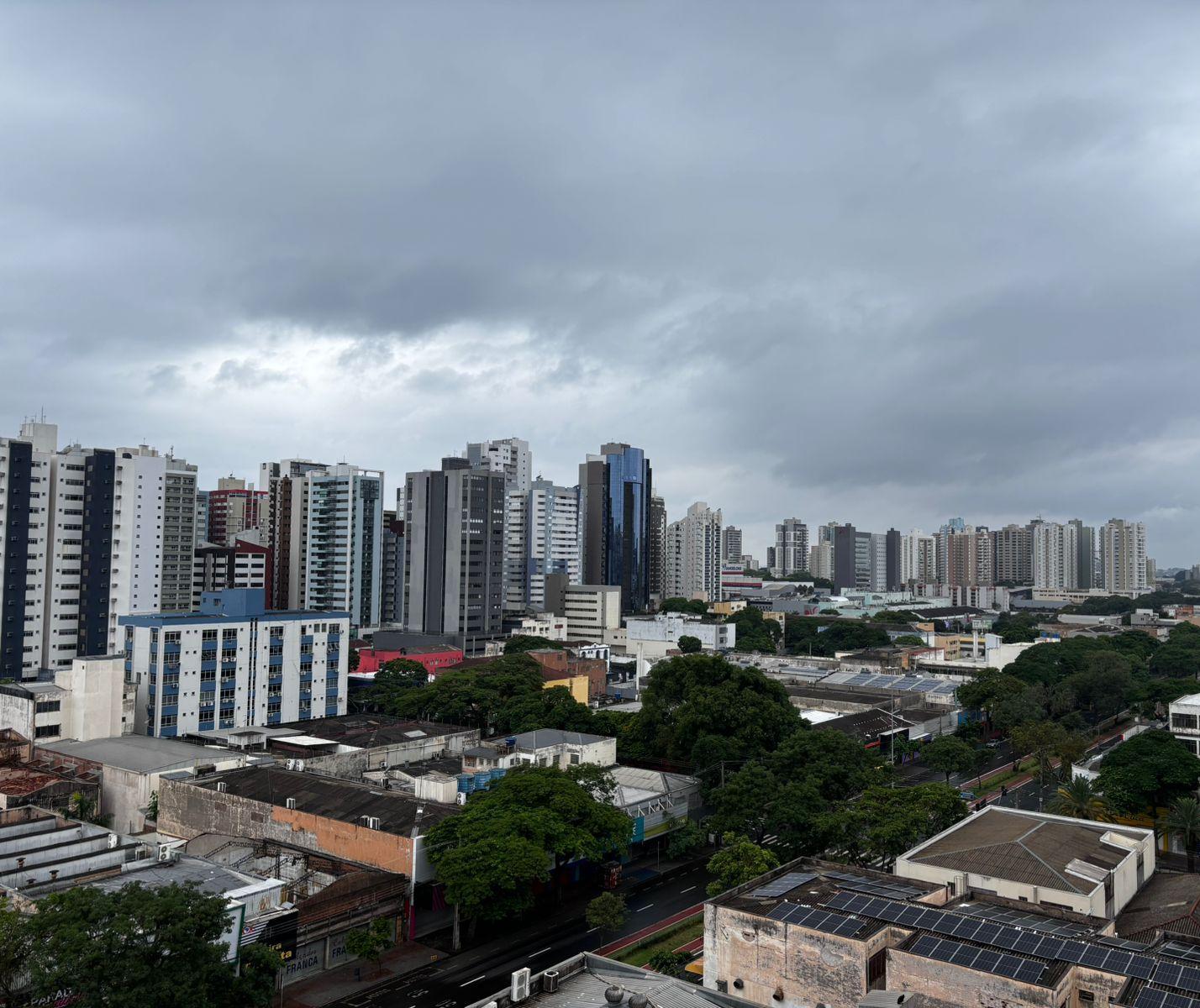 Tempo nublado e previsão de chuva para este domingo em Maringá