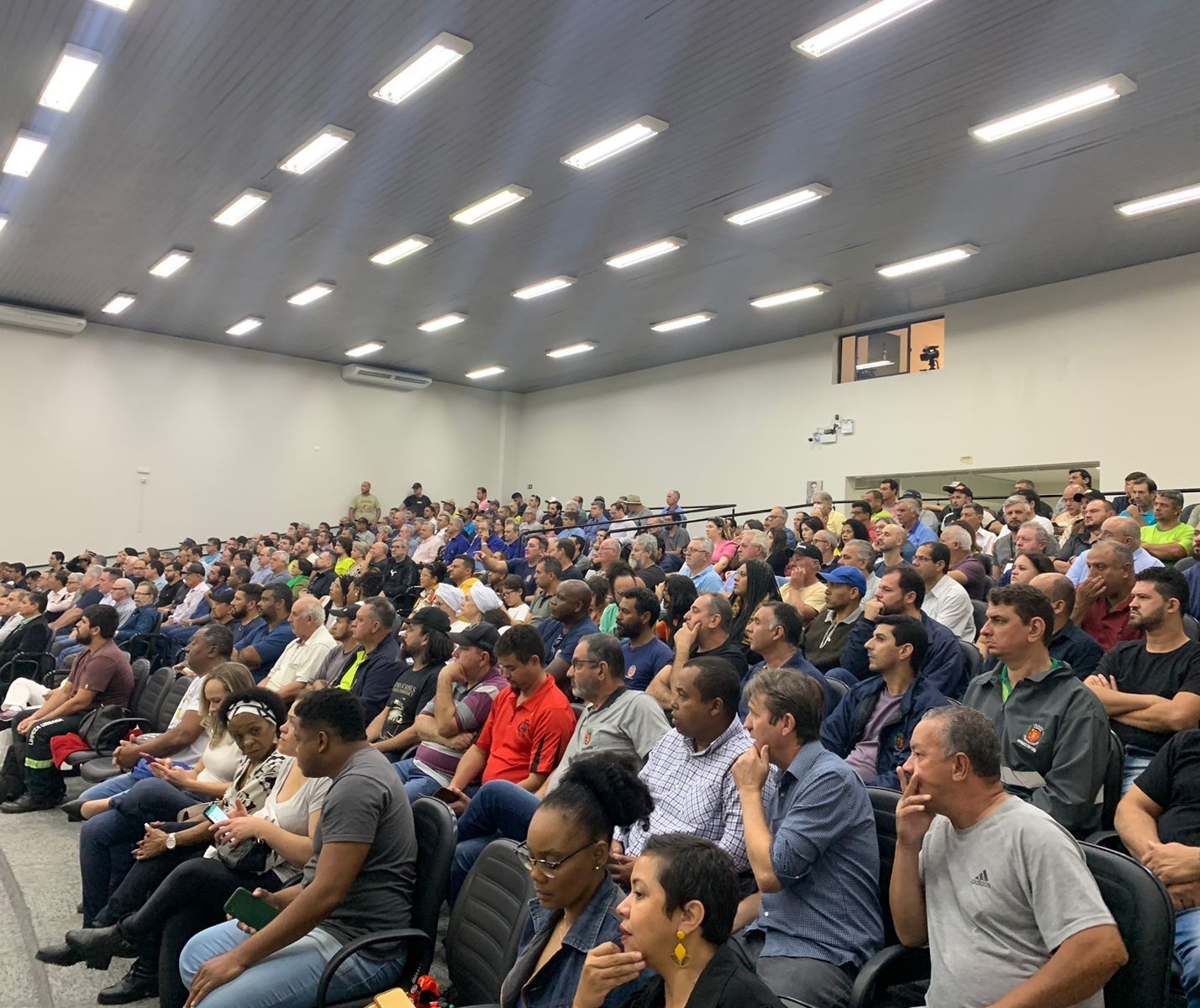 Votação do projeto que cria feriado do Dia da Consciência Negra lota Câmara de Maringá 