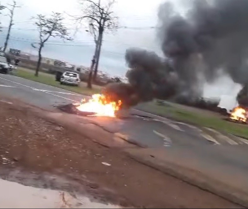 Protesto na PR-317 dificulta funcionamento do transporte coletivo em Maringá