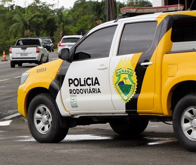 Carro com placas de Maringá bate em ônibus de linha na PR-180