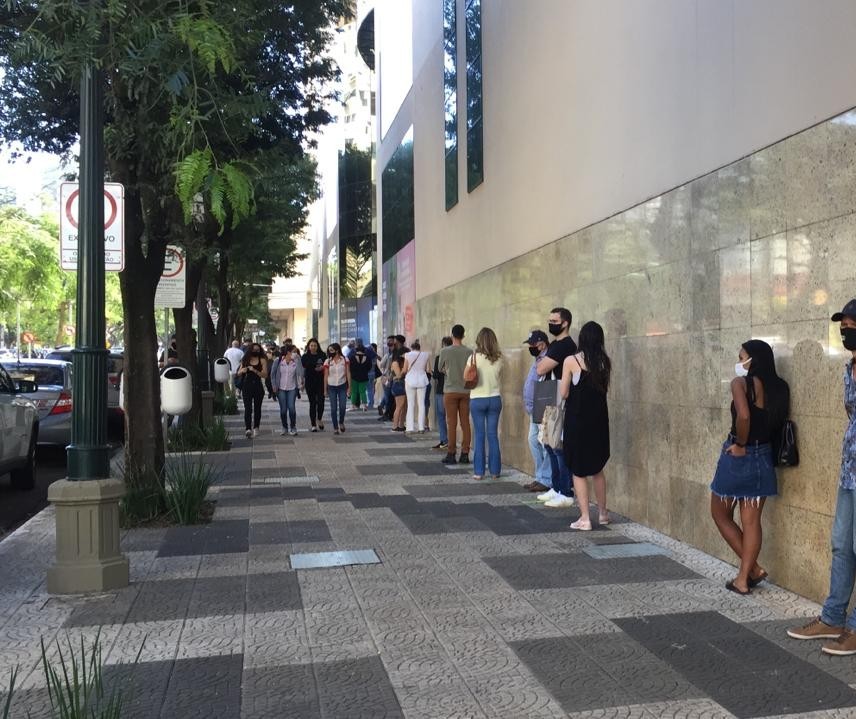 Movimento grande nas lojas de rua e fila para entrar em shoppings