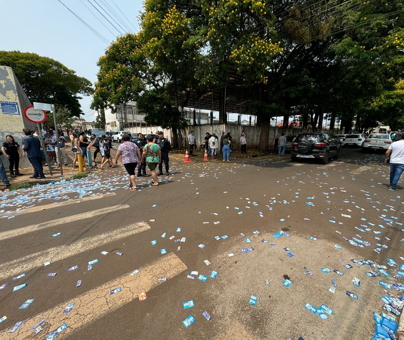 Ruas sujas com santinhos próximo ao Colégio Jardim Panorama, em Sarandi