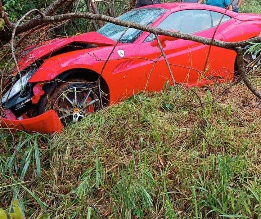 Motorista perde controle e bate Ferrari em rodovia da região