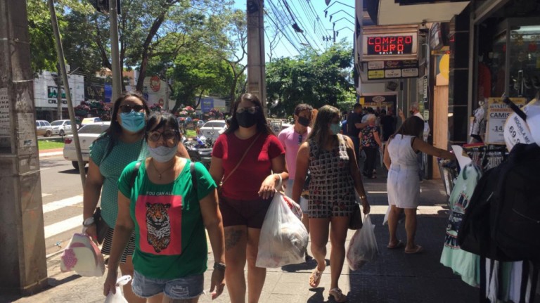 Consumidores que deixaram as compras para última hora movimentam as lojas em Maringá