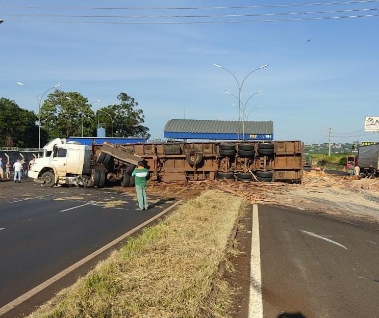 Carreta tomba em frente unidade da PRF em Mandaguari