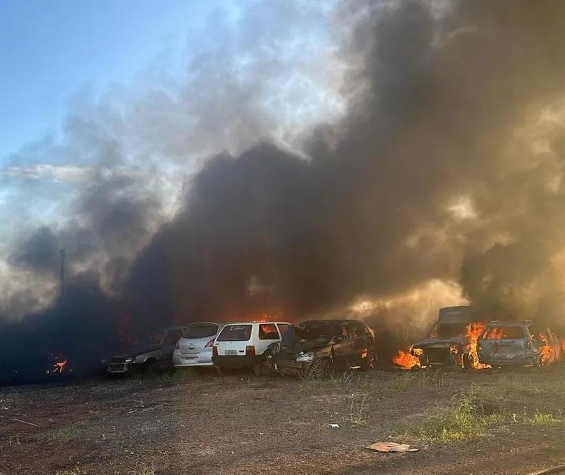 Incêndio danifica 70 veículos em pátios do 10º BPM