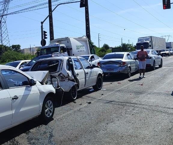 Três pessoas ficam feridas em acidente no Contorno Sul