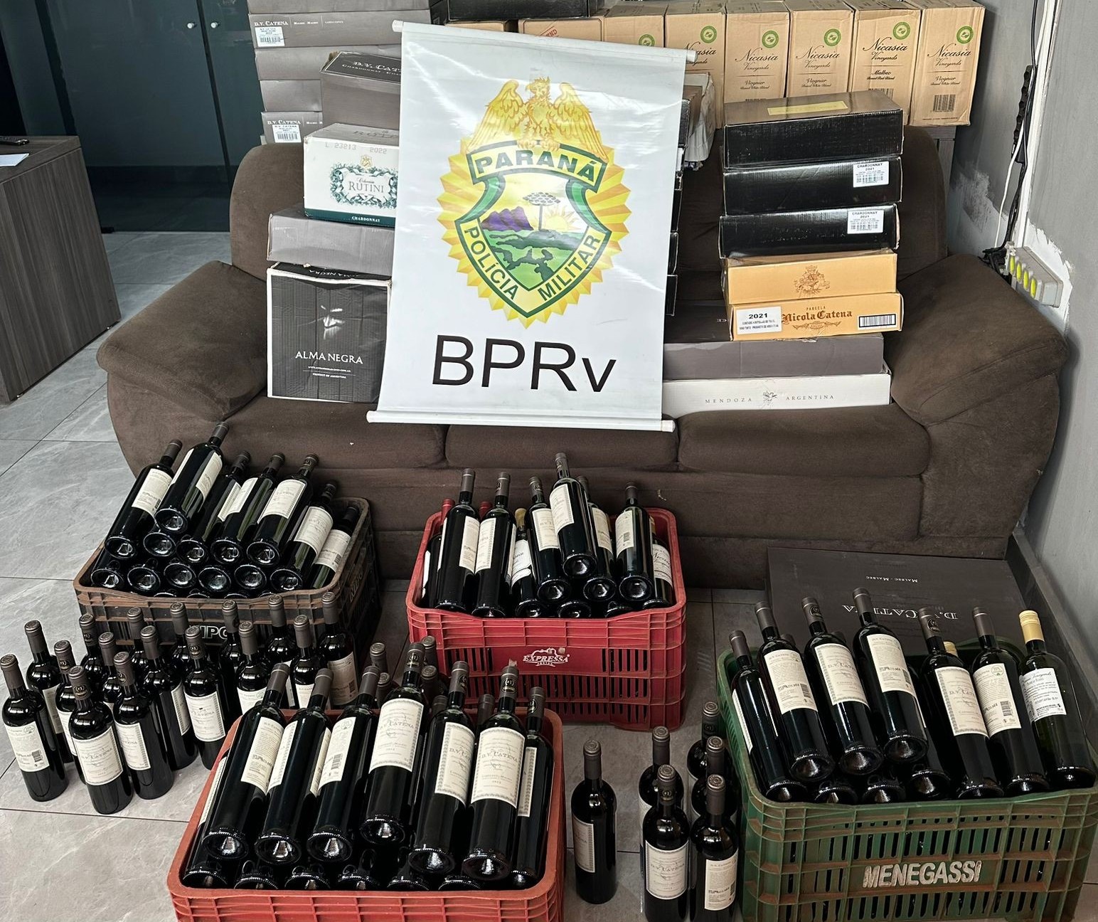 Polícia Rodoviária apreende caixas de vinho na PR-317