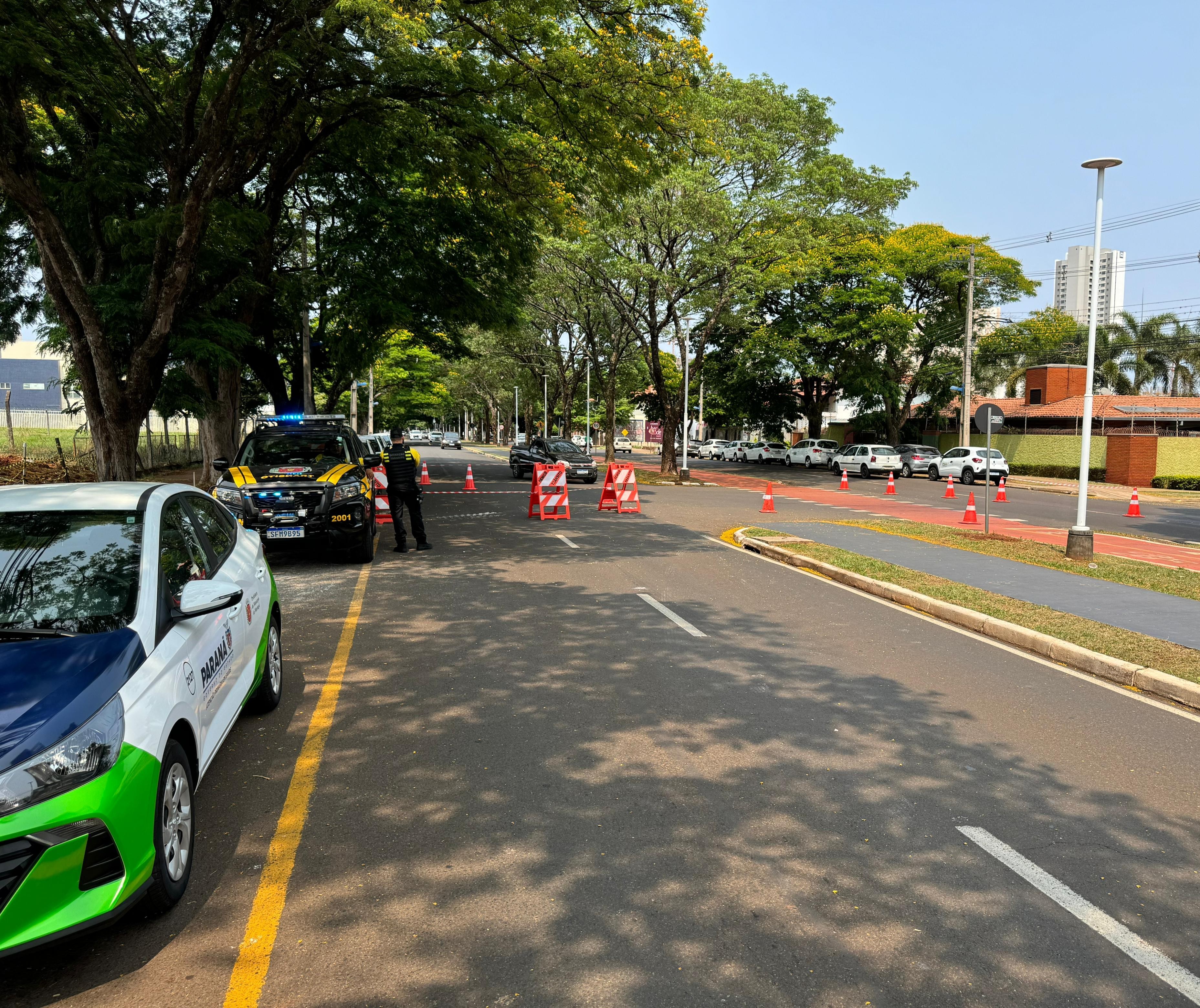 Movimento no Fórum Eleitoral de Maringá; uma das pista da Av. Gastão Vidigal está interditada