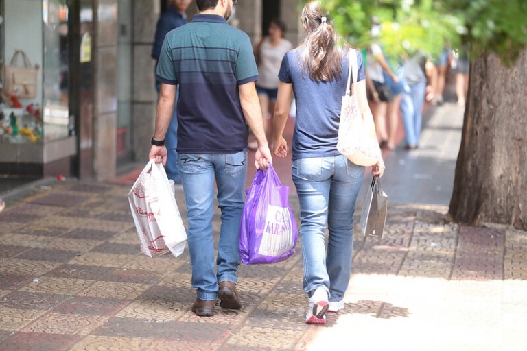 Comércio pede para que lojas fiquem abertas na sexta-feira (12)