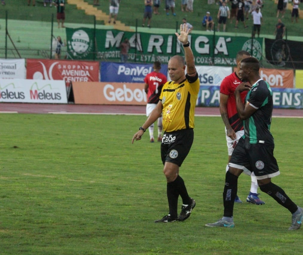 Depois de goleada, técnico deixa comando da equipe