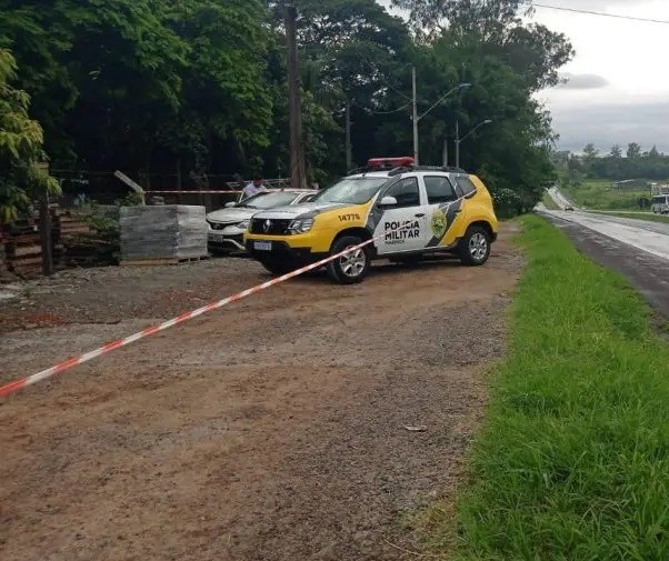 Câmera registra momento em que homem é morto a tiros dentro de carro