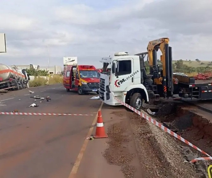 Colisão entre caminhões mata uma pessoa na PR-317, em Maringá