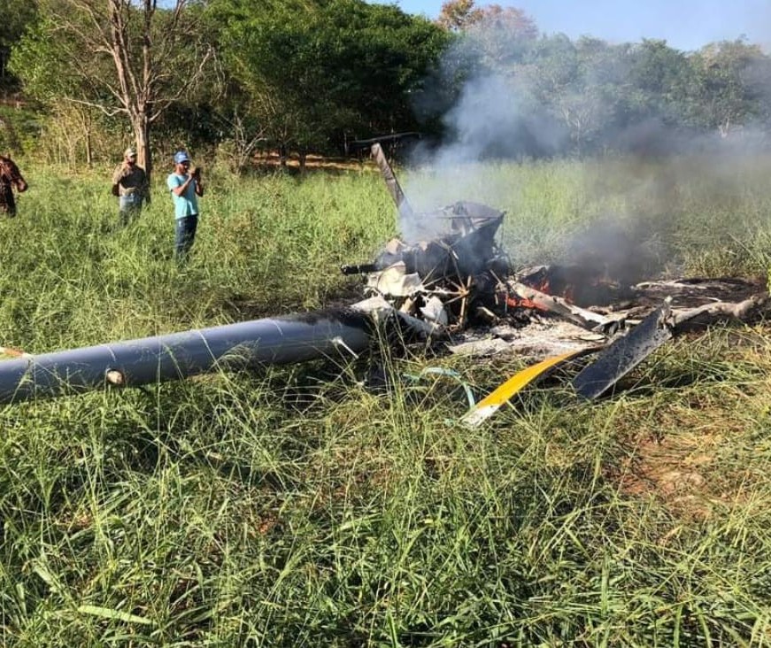 Helicóptero pega fogo após cair em área rural; uma pessoa morreu