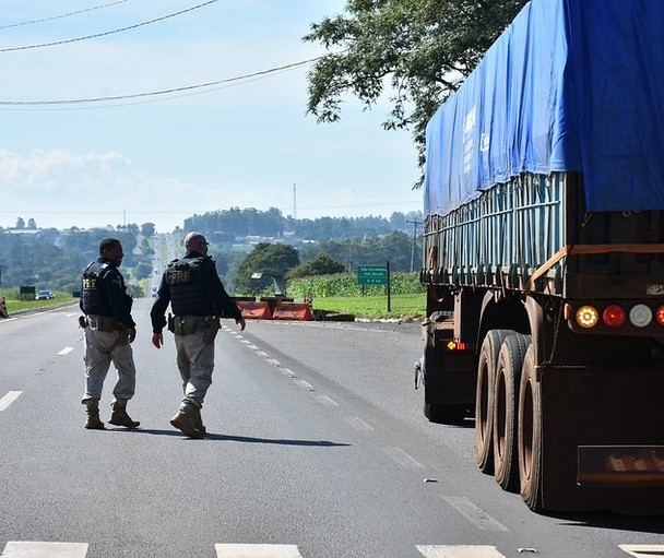 Doze pessoas morreram em acidentes nas rodovias federais do Paraná durante o feriado