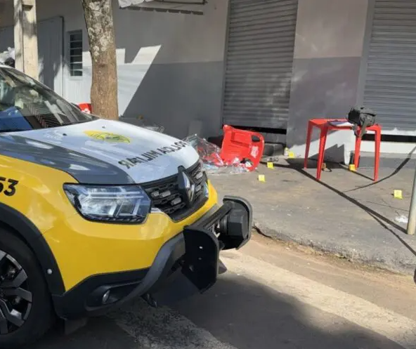 Homem morre e duas mulheres ficam feridas após disparos de arma de fogo