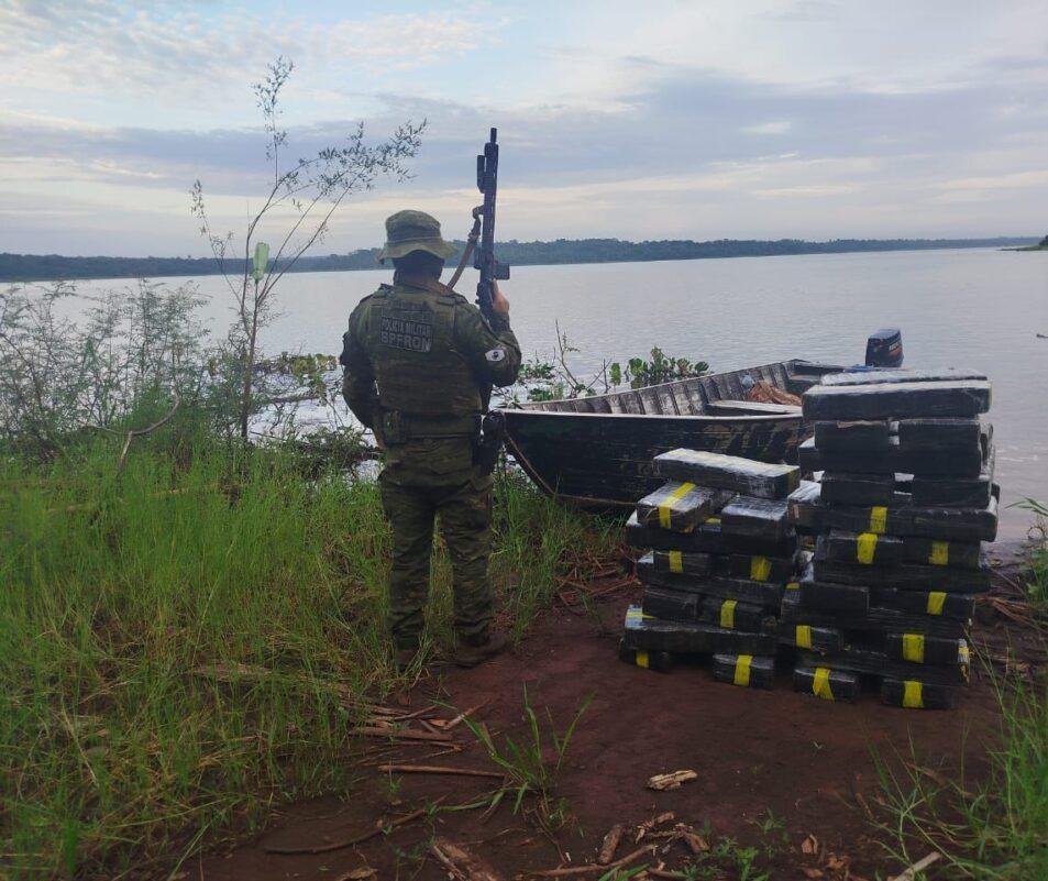 BPFron e PF apreendem quase meia tonelada de maconha em barco