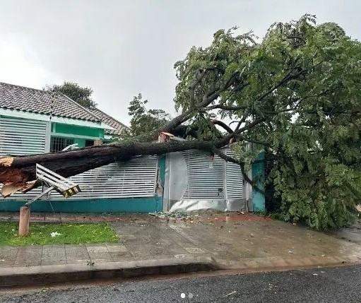 Chuva forte deixa milhares de imóveis sem energia em Maringá