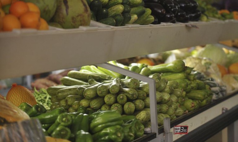 Excesso de chuva atrasa colheita de hortaliças em Maringá