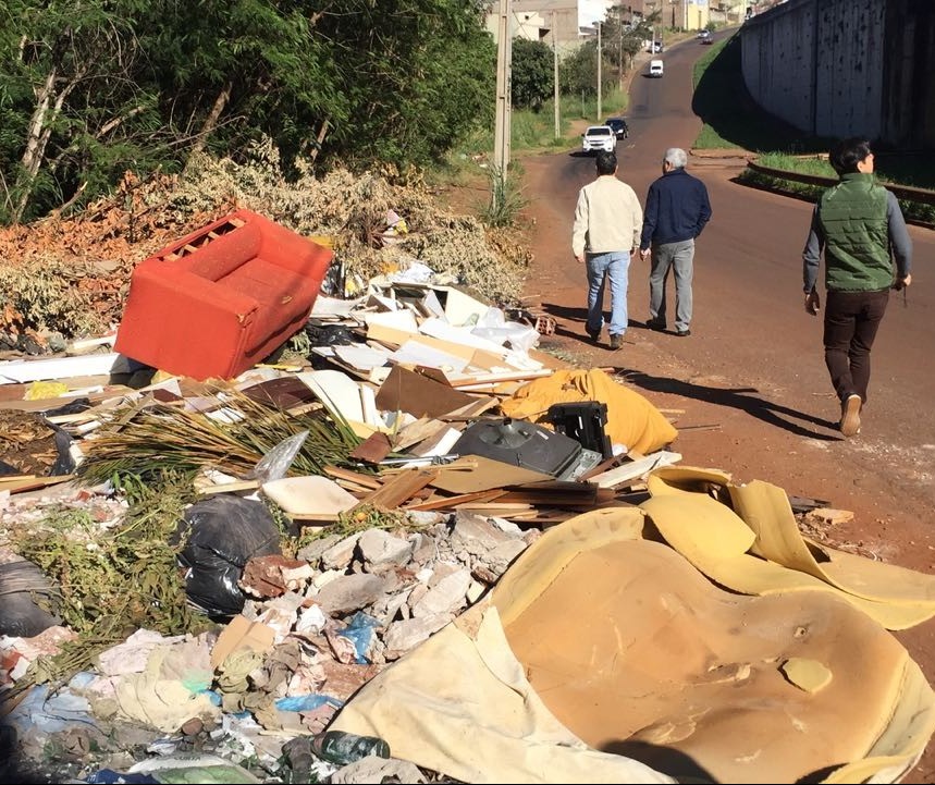 Meio Ambiente vai cercar fundo de vale que virou lixão