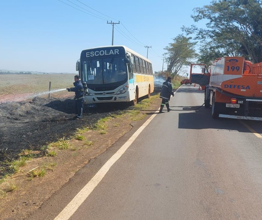 Ônibus escolar pega fogo e chamas se espalham para vegetação