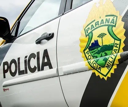 Motorista foge de abordagem policial e capota o carro carregado com cigarros