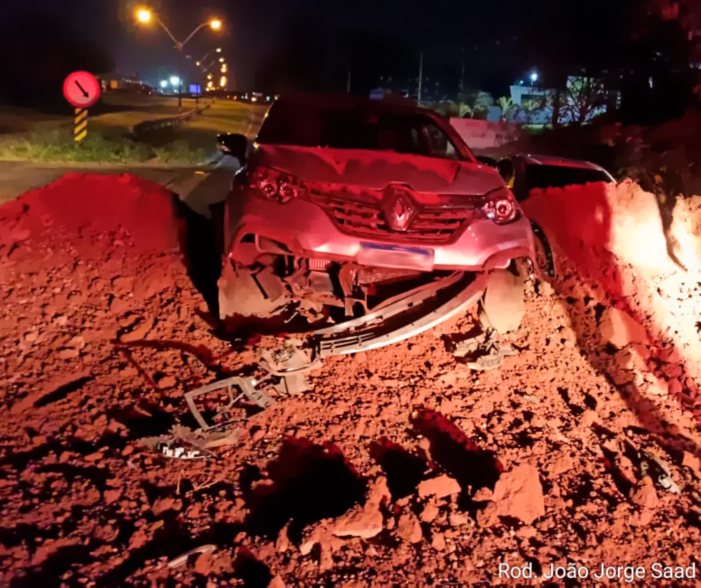 Carro bate contra barreira de terra colocada em protesto na PR-323