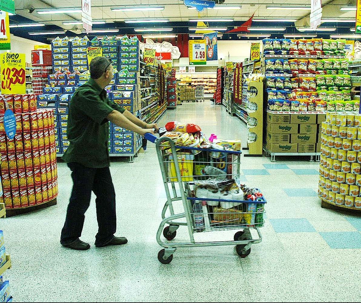 Texto de projeto que regulamenta abertura de supermercados aos domingos confunde e causa polêmica