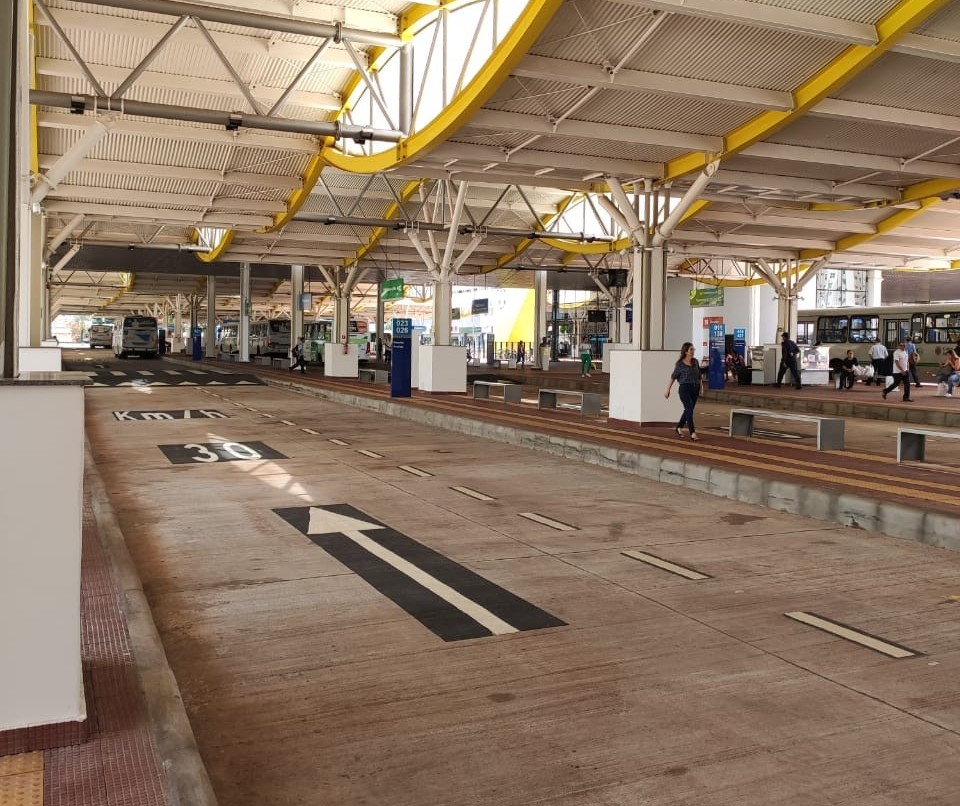 Fechamento de comércio altera fluxo no terminal urbano