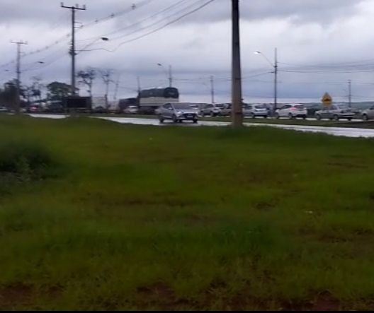 Protesto impede passagem de ônibus e caminhão na PR-317, diz PM