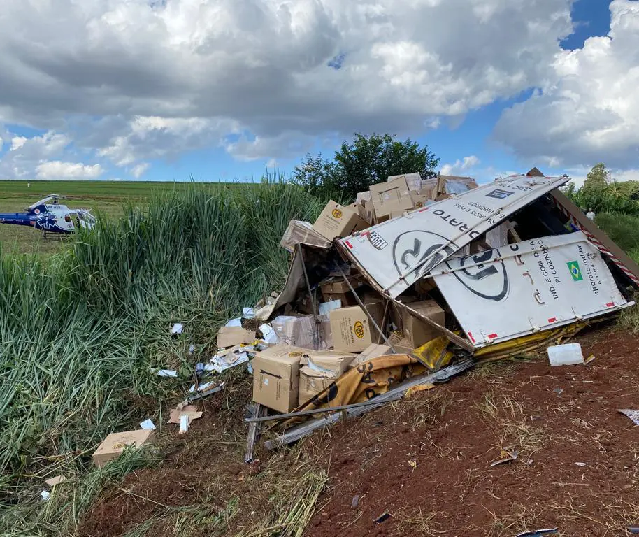 Caminhoneiro morre na região de Maringá após veículo tombar em curva perigosa