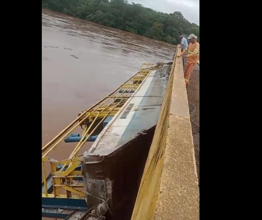 Depois de três meses, balsa que encalhou em ponte começa a ser retirada